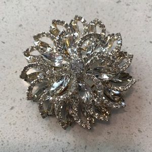 🥂🍾sparkle Brooch🍾🥂 crystal like 💎 intricate
